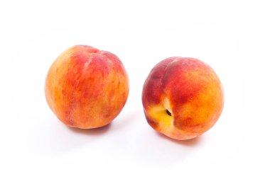 Birkaç bütün tatlı sulu şeftali meyve üzerinde beyaz adam izole