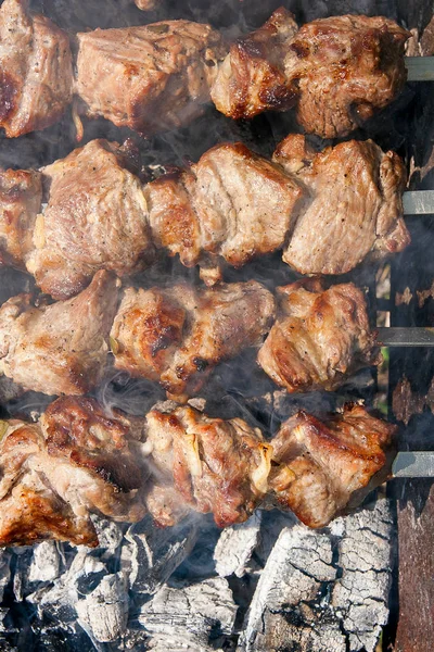 Gegrilde Kebab Koken Metalen Spies Sjasliek Gemaakt Van Blokjes Vlees — Stockfoto