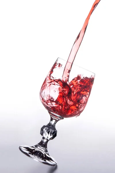 Ποτά Και Ροφήματα Σύλληψη Κόκκινο Κρασί Ρίχνει Στο Γυαλί Μπουκάλι — Φωτογραφία Αρχείου