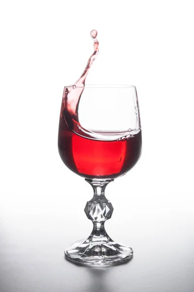 Getränke Und Getränke Konzeption Rotwein Spritzt Weinglas Mit Dynamischen Tropfen — Stockfoto