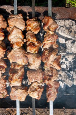 Metal şiş üzerinde yemek ızgara kebap. Şaşlık küpleri et mangal üzerinde kömür açık havada yemek sırasında şiş üzerinde yapılmış. Panjur kömür ve alev, piknik, sokak gıda
