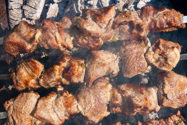 Gegrilde Kebab Koken Metalen Spies Sjasliek Gemaakt Van Blokjes Vlees — Stockfoto