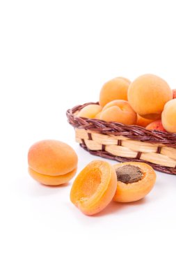 Hasat kayısı sepeti tüm ve yarıya ap ile birkaç