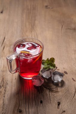 Hibiscus soğuk çay buz ve vintage ahşap zemin üzerine nane