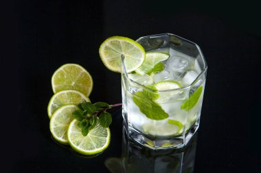 Yaz kokteyl mojito cam siyah arka plan üzerine