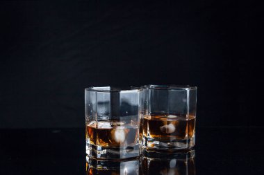 Siyah arka plan üzerine izole buzlu viski iki bardak
