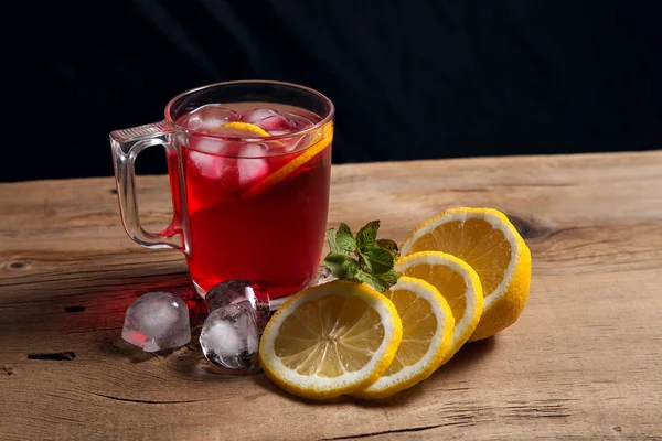 Hibiscus soğuk çay buz, limon ve nane vintage üzerinde ahşap bac — Stok fotoğraf