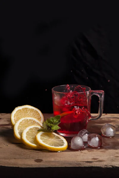 Hibiscus salpicadura de té frío de la rodaja caída de limón en gla — Foto de Stock