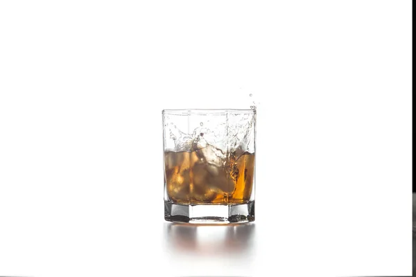 Whisky éclaboussure du glaçon tombé dans le verre avec boisson — Photo