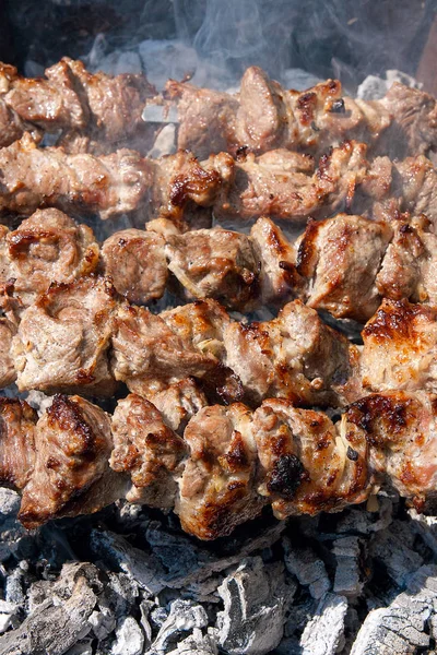 Traditionell östra maträtt, shish kebab. Stekt kött tillagas på ba — Stockfoto