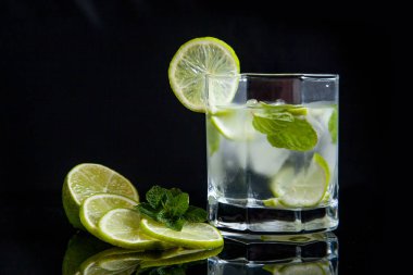 Yaz kokteyl mojito cam siyah arka plan üzerine