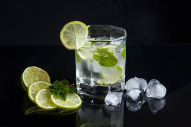 Yaz kokteyl mojito cam, dilimlenmiş limon ve bl buz küpleri