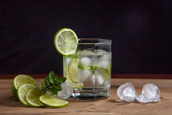 Yaz kokteyl mojito cam, meyve ve buz küpleri ahşap üzerinde 