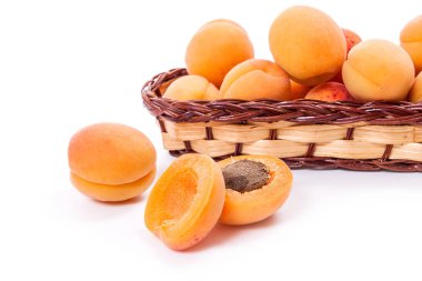 Hasat kayısı sepeti tüm ve yarıya ap ile birkaç