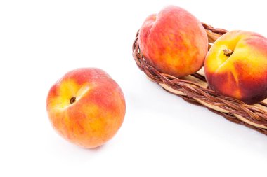 Tek olgun şeftali meyve ve birkaç beyaz izole sepeti 