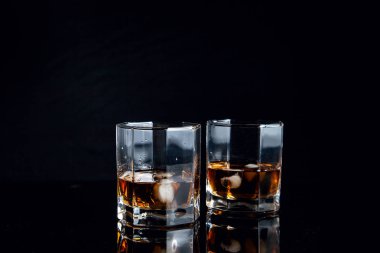 Siyah arka plan üzerine izole buzlu viski iki bardak