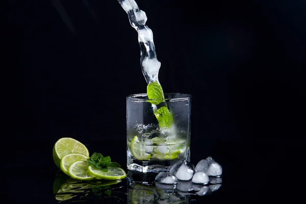 Cocktail d'été mojito avec éclaboussure sur fond noir — Photo