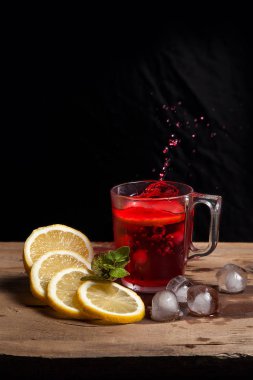 Hibiscus soğuk çay sıçrama düşmüş dilim limon gla içine üzerinden