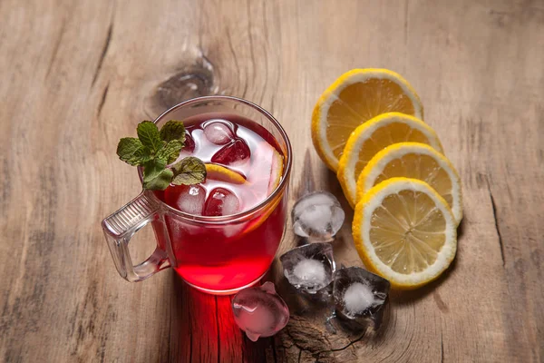 Hibiscus té frío con hielo, limón y menta en bac de madera vintage —  Fotos de Stock