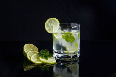 Yaz kokteyl mojito cam siyah arka plan üzerine
