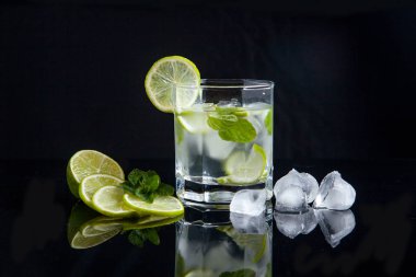 Yaz kokteyl mojito cam, dilimlenmiş limon ve bl buz küpleri