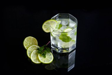 Yaz kokteyl mojito cam siyah arka plan üzerine