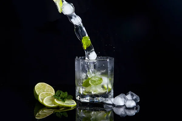 Summer cocktail mojito with splash on black background — Stock Photo, Image