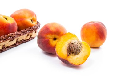 Bütün ve olgun şeftali meyve yarısı ve sepet izole içinde birkaç