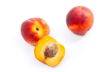 Grup olgun şeftali meyve ve üzerinde beyaz adam izole yarım