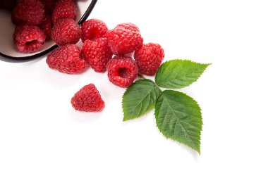 Olgun Ahududu ve yeşil yaprak üzerinde beyaz izole ile beyaz fincan