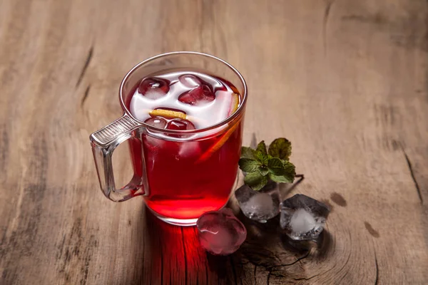 Hibiscus kallt te med is och mynta på vintage trä bakgrund — Stockfoto