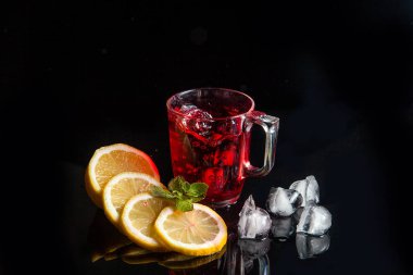 Hibiscus soğuk çay sıçrama cam zekâ içine düşmüş buz küp