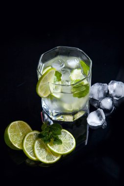 Yaz kokteyl mojito cam, dilimlenmiş limon ve bl buz küpleri