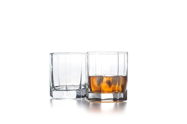 Dois copos de uísque com cubos de gelo isolados em backgrou leve — Fotografia de Stock