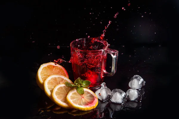 Hibiscus kallt te splash från de fallna isbit i glaset wit — Stockfoto