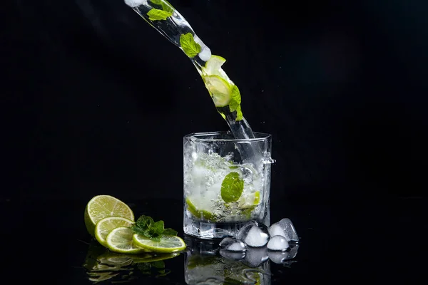 Coquetel de verão mojito com respingo no fundo preto — Fotografia de Stock