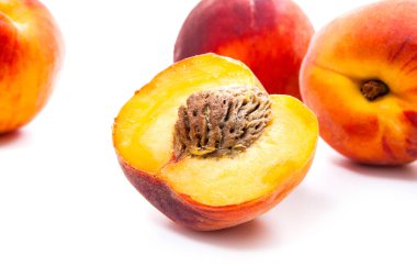 Grup olgun şeftali meyve ve üzerinde beyaz adam izole yarım