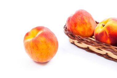 Tek olgun şeftali meyve ve birkaç beyaz izole sepeti 