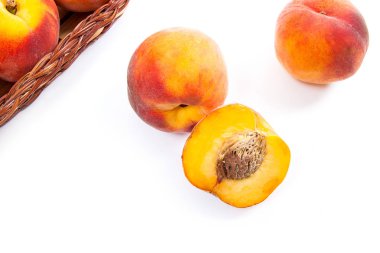 Bütün ve olgun şeftali meyve yarısı ve sepet izole içinde birkaç