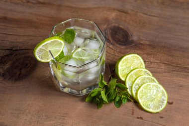 Kokteyl mojito cam, dilimlenmiş limon ve nane ahşap üzerine yaz 