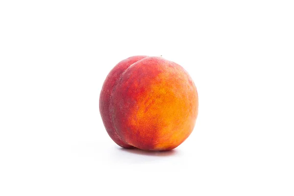 Спелые персиковые фрукты на белом фоне — стоковое фото