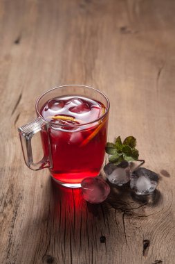 Hibiscus soğuk çay buz ve vintage ahşap zemin üzerine nane