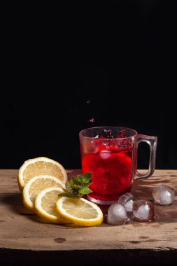 Hibiscus soğuk çay sıçrama düşmüş dilim limon gla içine üzerinden