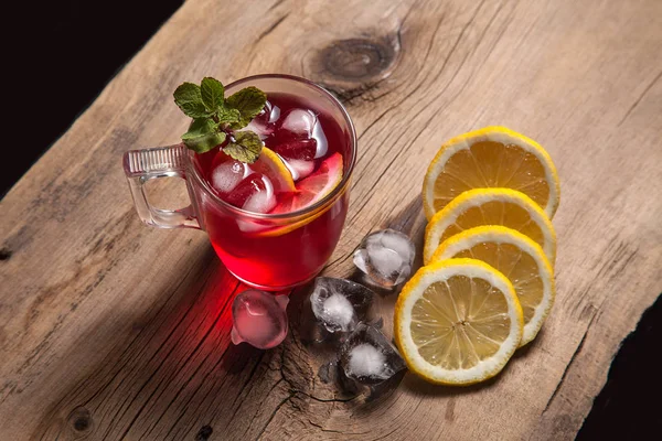 Hibiscus té frío con hielo, limón y menta en bac de madera vintage — Foto de Stock