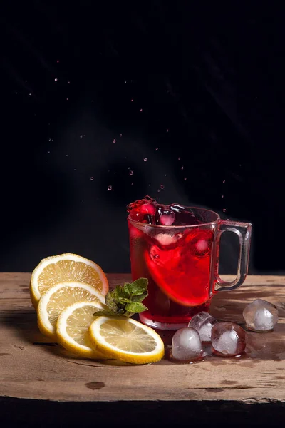 Hibiscus soğuk çay sıçrama düşmüş dilim limon gla içine üzerinden — Stok fotoğraf