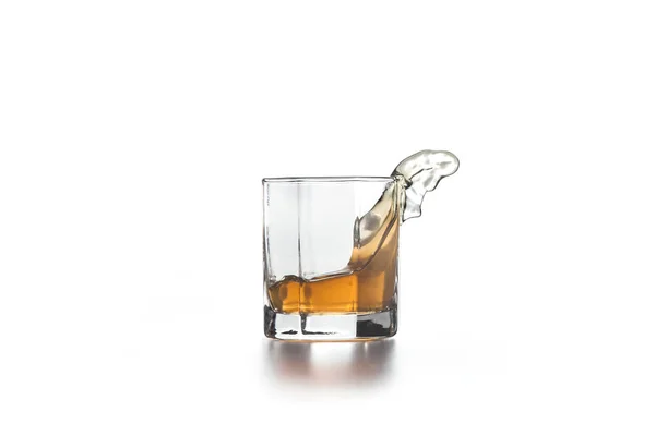 Whisky éclaboussure en verre avec de la glace sur fond clair — Photo