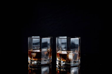 Siyah arka plan üzerine izole buzlu viski iki bardak