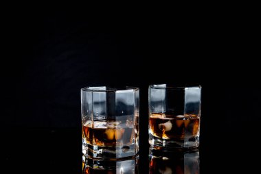 Siyah arka plan üzerine izole buzlu viski iki bardak
