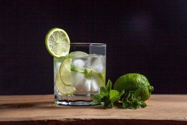 Kokteyl mojito cam, dilimlenmiş limon ve nane ahşap üzerine yaz 