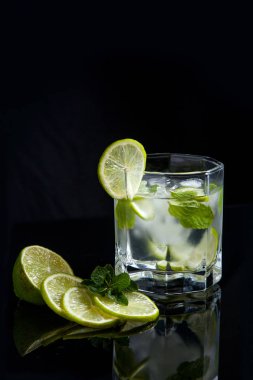Yaz kokteyl mojito cam siyah arka plan üzerine